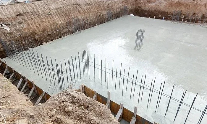 Diseño de cimentaciones superficiales en Antofagasta: capacidad portante en suelos salinos y áridos